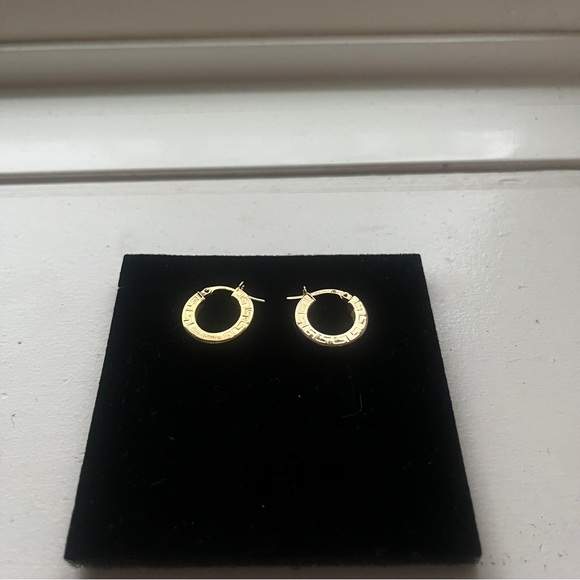 NWT 18k gold hoop snap closure earrings - Picture 3 of 17